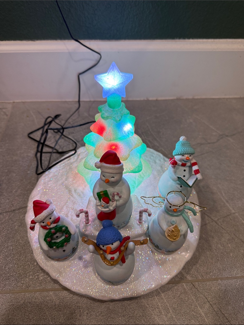 Hallmark Keepsake Snowman Choir Music Box - Red, Green, White - Picture 5 of 16